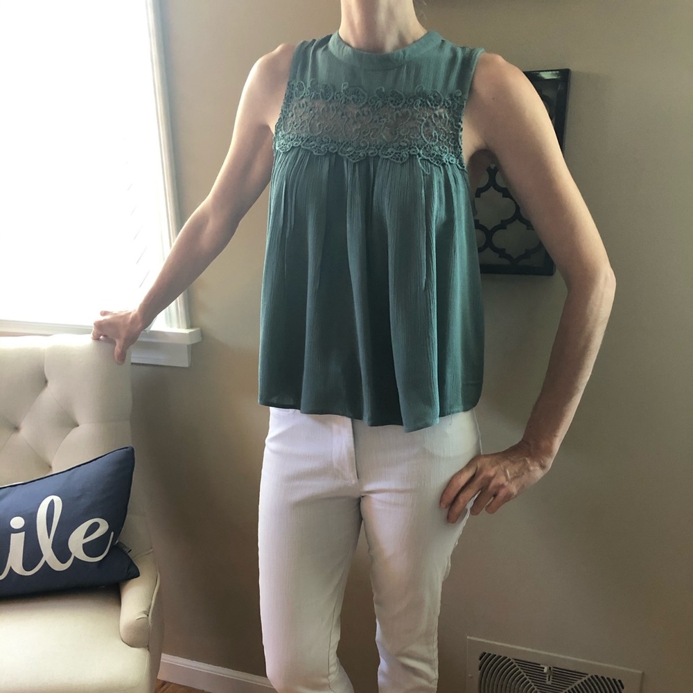 Gauze sleeveless top in sage color